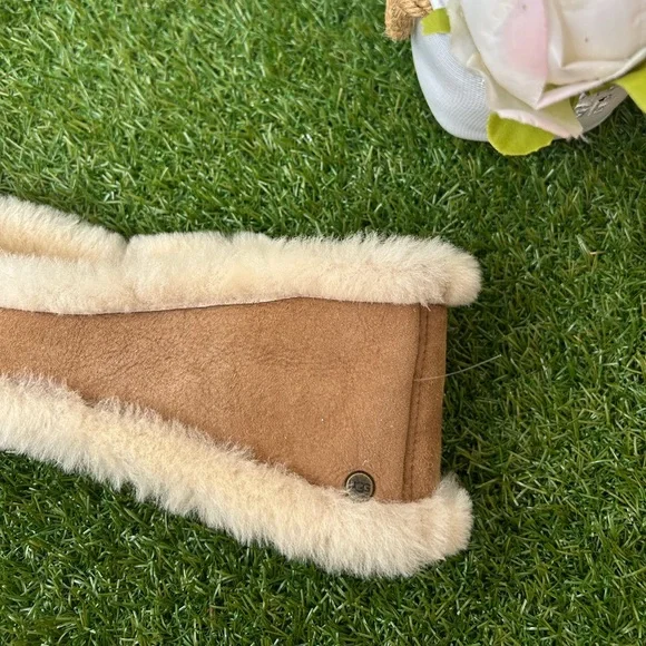 UGG Reversible headband?? hestnutn L/XL New /no tags $105 NWT UGG L/XL Headband Sheepskin Reversible Chestnut  main image 4